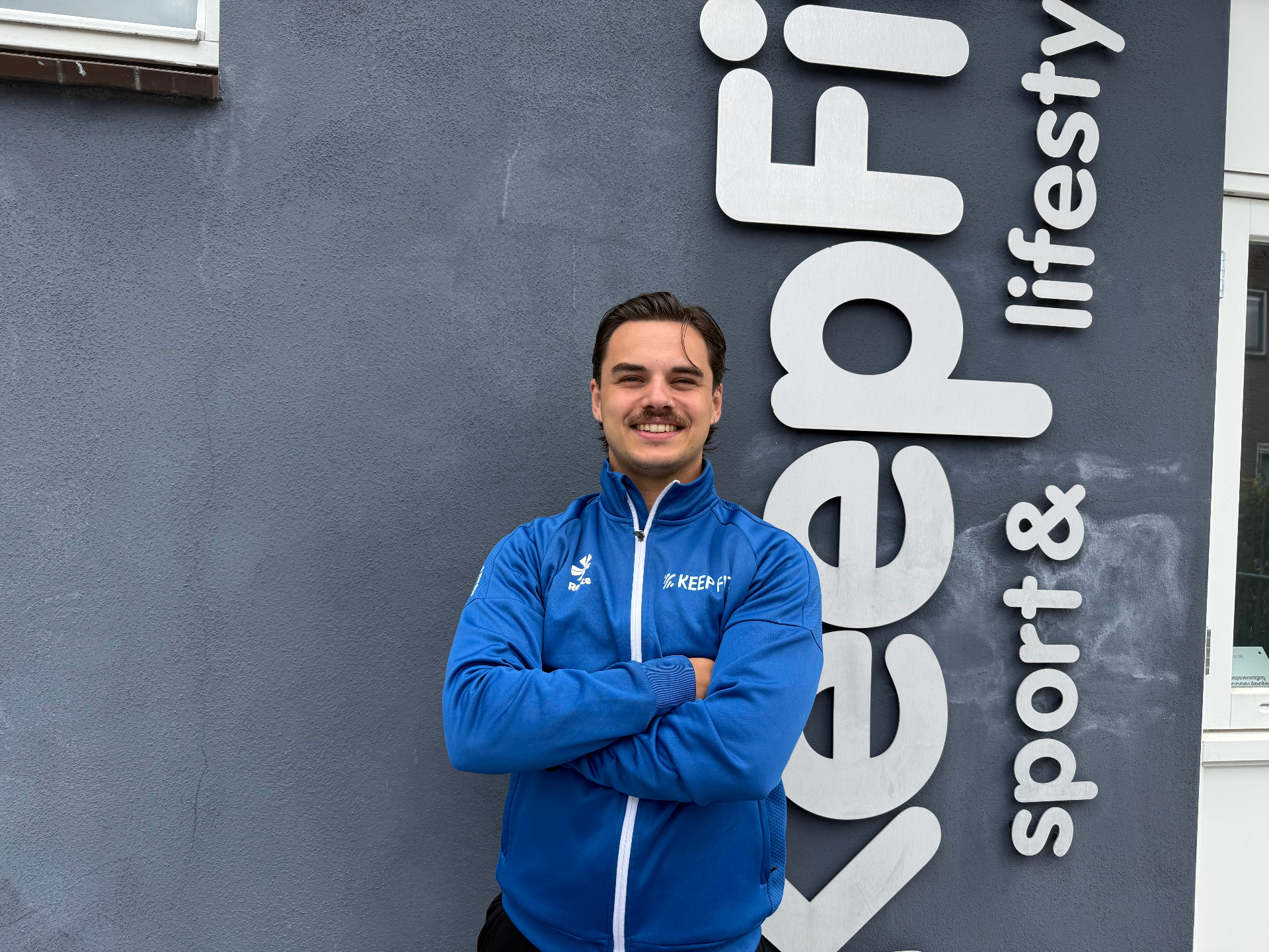 Jesse, fitness trainer bij Keep Fit Joure, voor het Keep Fit sport & lifestyle logo